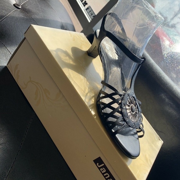 Leather 2-inch heels with braided flower detail - Picture 3 of 7